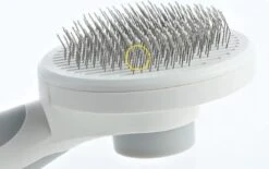 Merkloos Dierenborstel - Haarborstel Huisdieren - Borstel Voor Vacht Huisdier - Borstel Kat - Borstel Hond - Makkelijk Haar Verwijderen Met één Klik - Inclusief Speeltje - Kam Huisdier - Vachtverzorging - Massage -Hondenbenodigdheden 1200x751