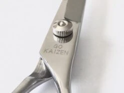 Professionele Hondenscharen Set - Extra Veilige Grooming Set - Trimscharen Voor Honden - Knipschaar - Effileerschaar / Uitdunschaar - Gebogen Schaar Met Ronde Punt - Precisieschaar - Hondenverzorging - Inclusief Kam, 2 Haarclips En Luxe Opbergdoos -Hondenbenodigdheden 1200x899 8